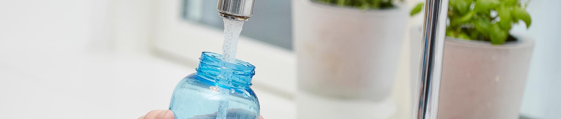 Vandflaske der tappes vand i fra vandhane