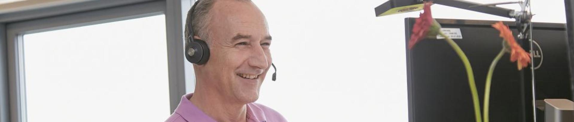 Kundeservicemedarbejder Kundeservicemedarbejder der taler i telefon