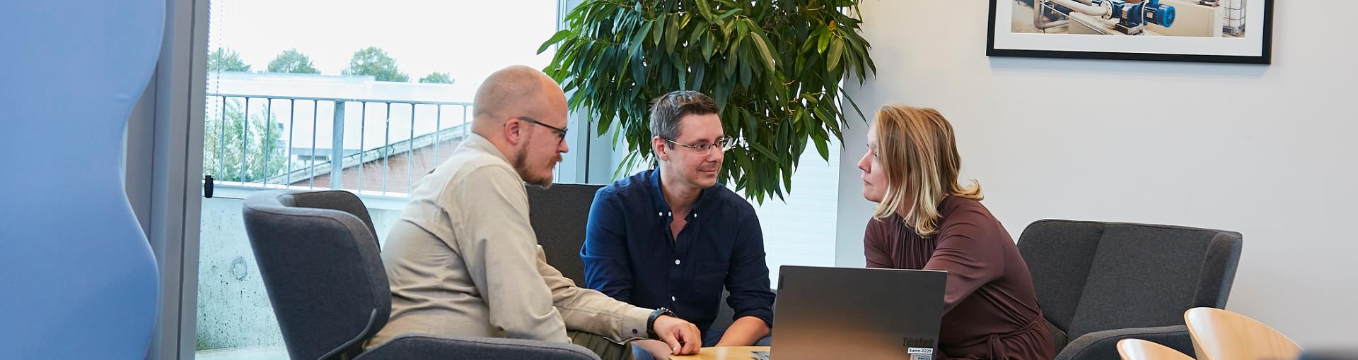 Kollegaer som snakker Kollegaer som snakker